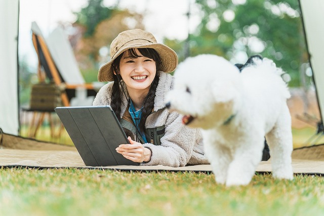 屋外でPCをして楽しんで集客の発信をするイメージ