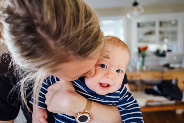 子育てや家事と両立して主婦起業を行うイメージ